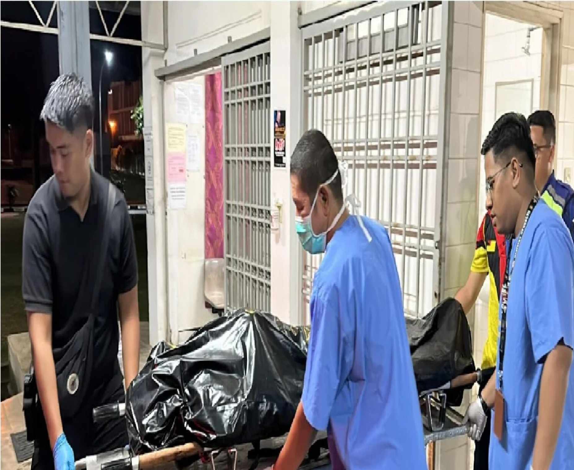 நெகிரி செம்பிலான் ககுவாலாபிலாவில் ஒய்வு பெற்ற ஆசிரியர் ஒருவர் சொந்த மகனாலேயே குத்திக் கொலை செய்ய பட்டுள்ளார்.