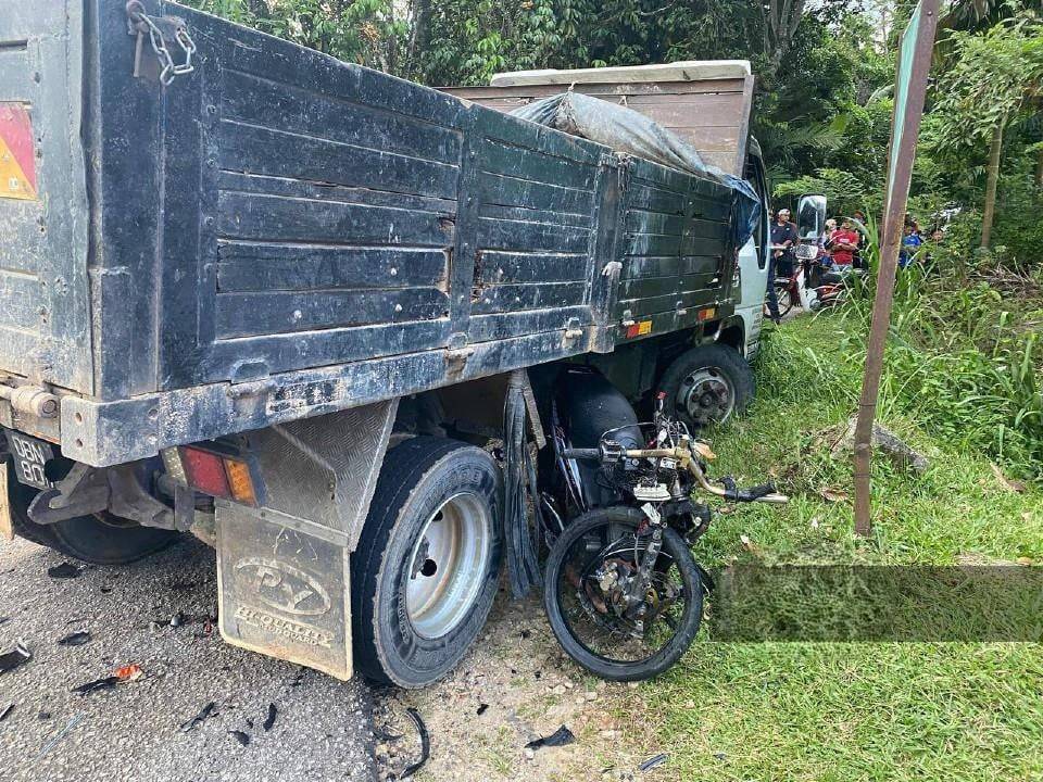 லாரியின் பின்புறம் மோட்டார் சைக்கிள் மோதியதில் 2 பேர் உயிரிழந்தனர்