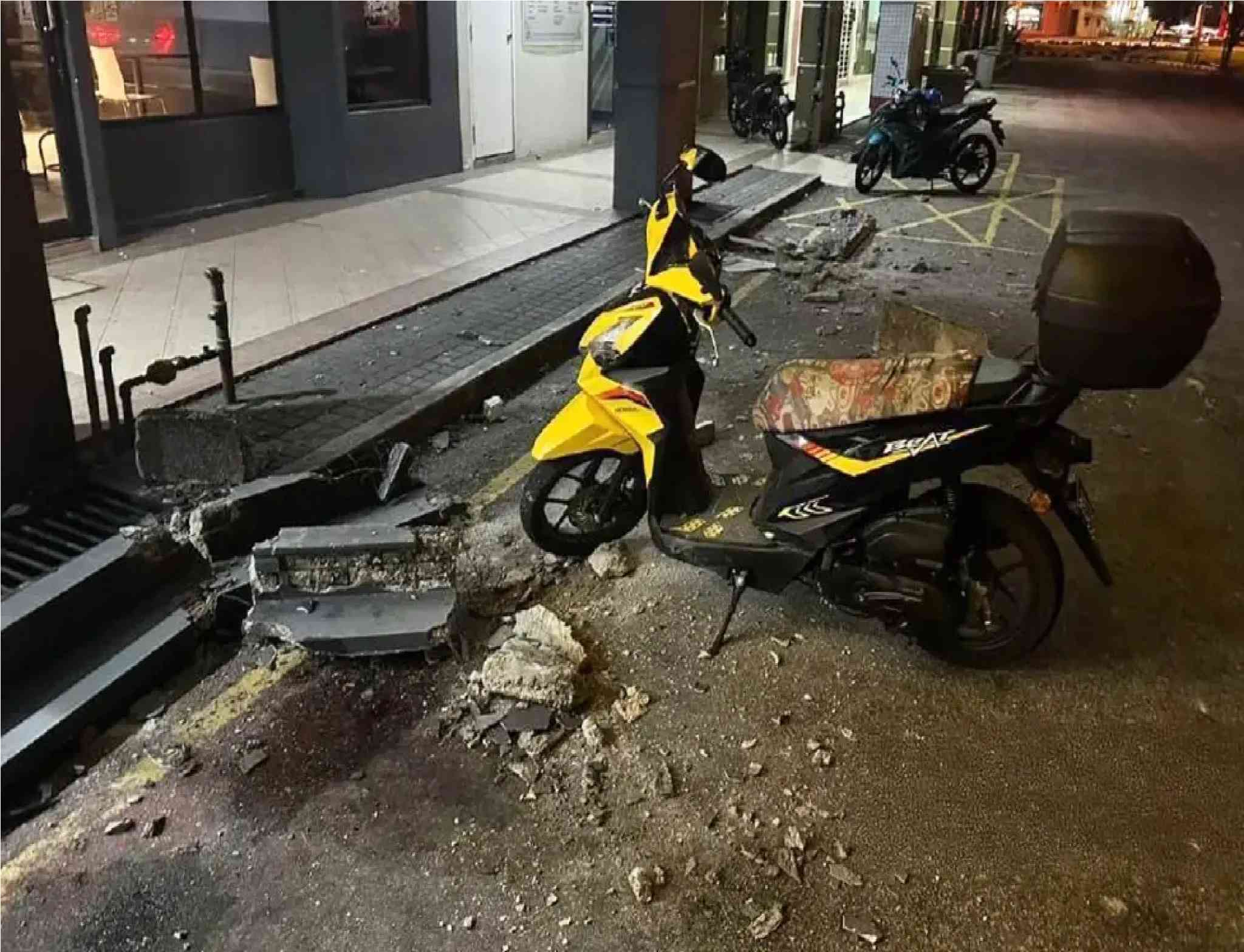 உடைந்த சிமெண்ட் விரிசல் கல் விழுந்து 7 சிறுவன் பலி