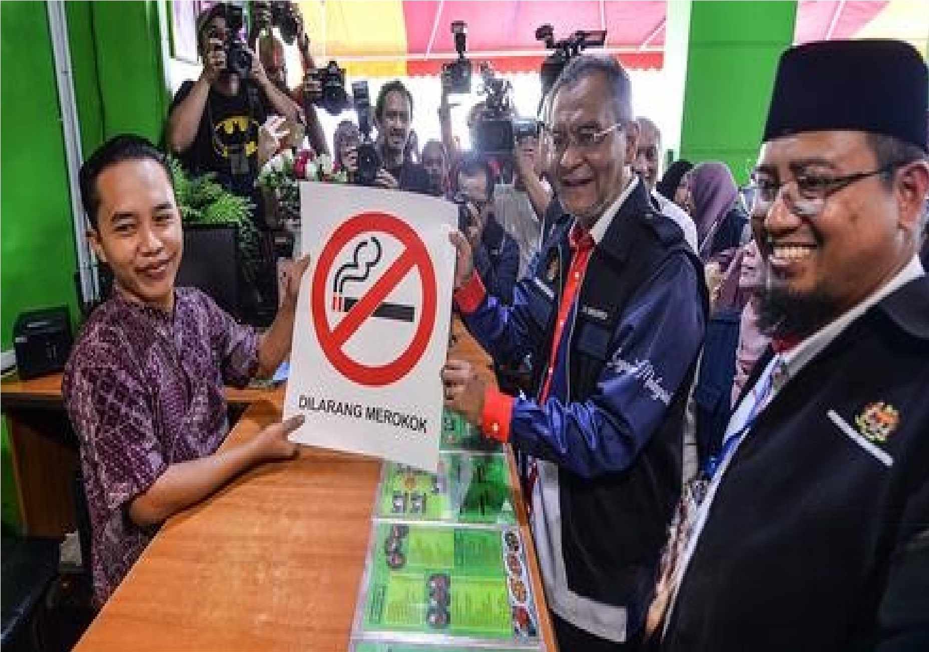 பணியிடங்களில் புகைப்பிடிக்க முற்றாகத் தடை / ஜனவரி முதல் அமல்