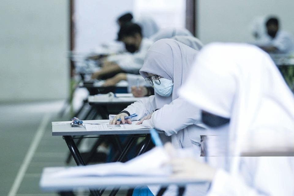 நாட்டின் தேசிய மொழியான மலாய்மொழியின் பயன்பாட்டை குறைத்துமதிப்பிட்டு