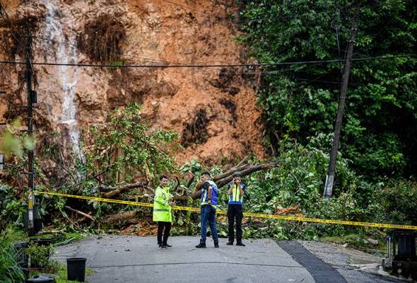 தமன் மெலாவத் -யில் நிலச்சரிவு, வீடுகளை காலி செய்யும்படி 20 குடும்பங்களுக்கு உத்தரவு