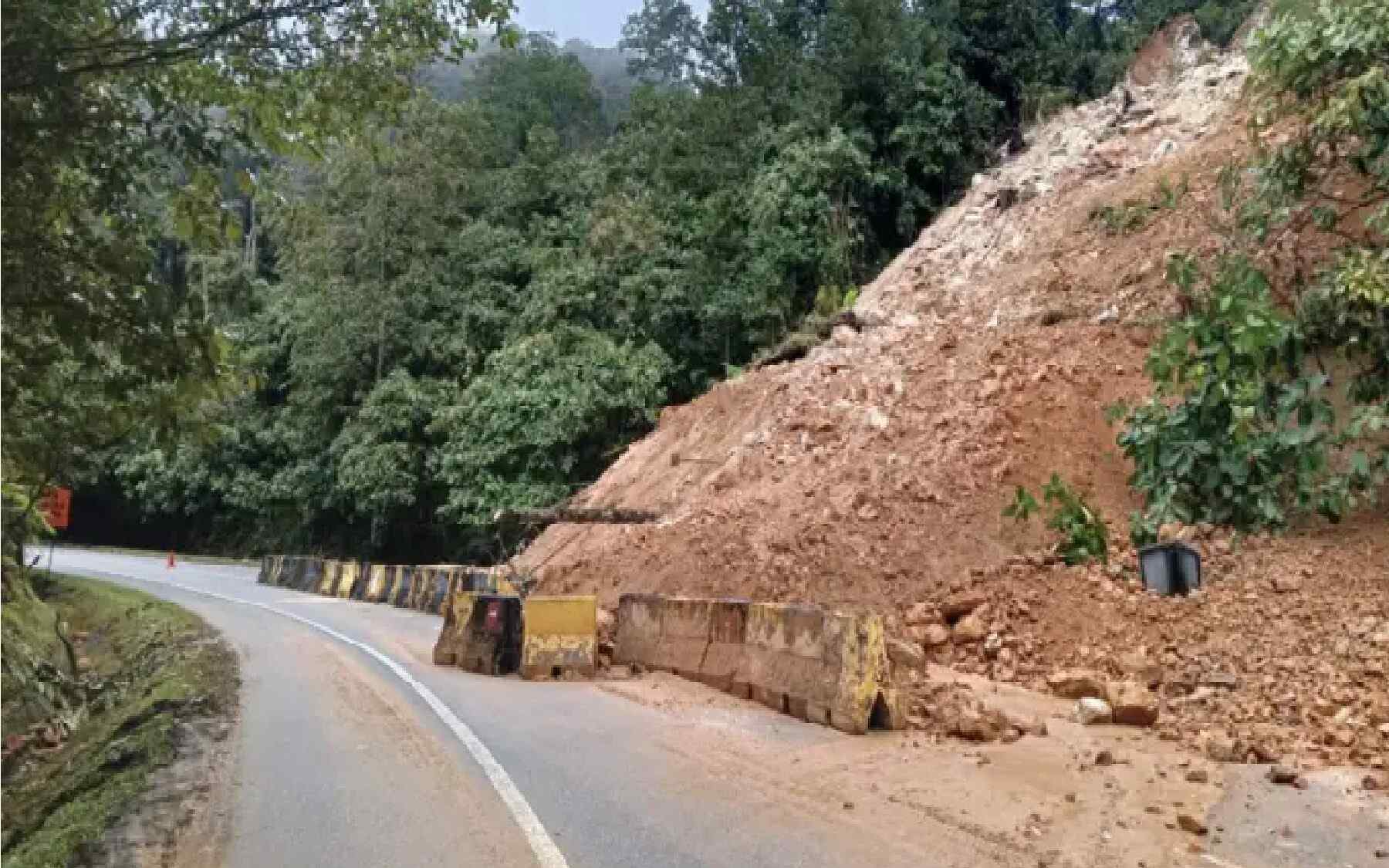 கேமரன்மலை சாலையில் நிலச்சரிவு, பிரதான சாலை மூடப்பட்டது