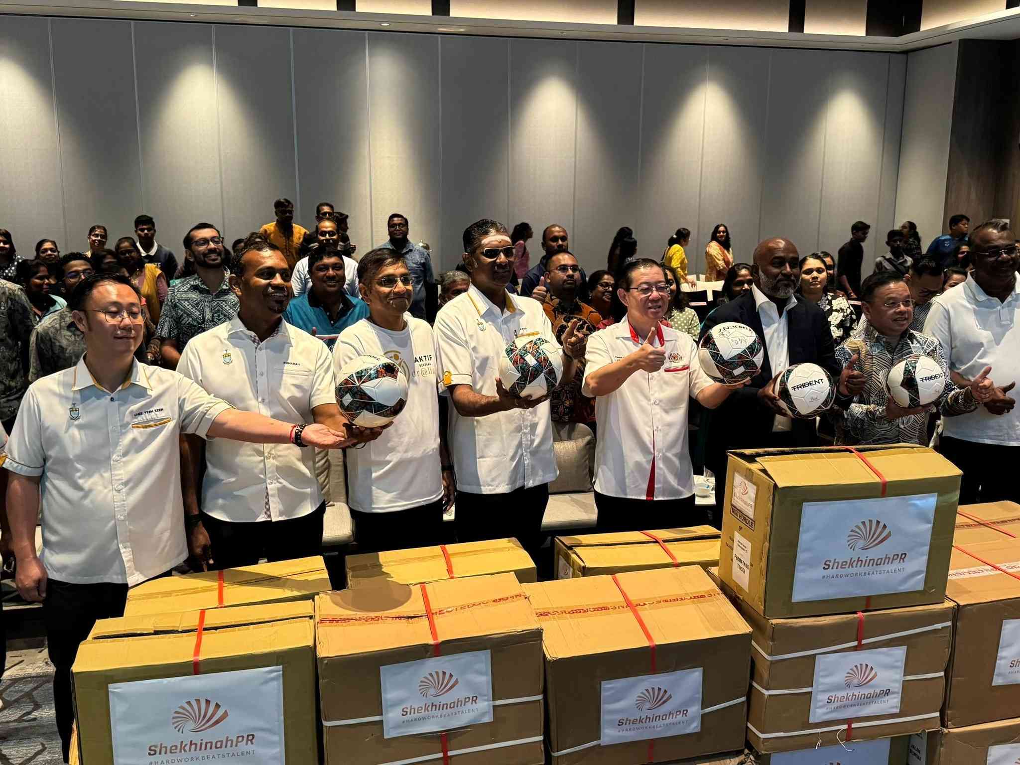 பினாங்கில் 28 தமிழ்ப்பள்ளிகளுக்கு கால்பந்து வழங்கப்பட்டது”