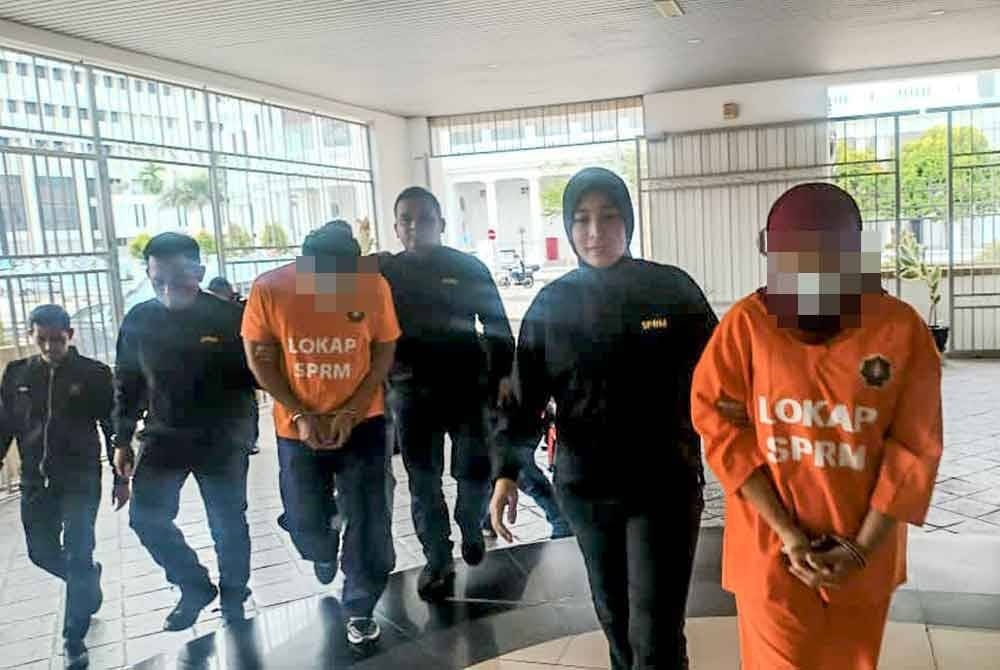 இரண்டு அமலாக்க அதிகாரிகள் கைது