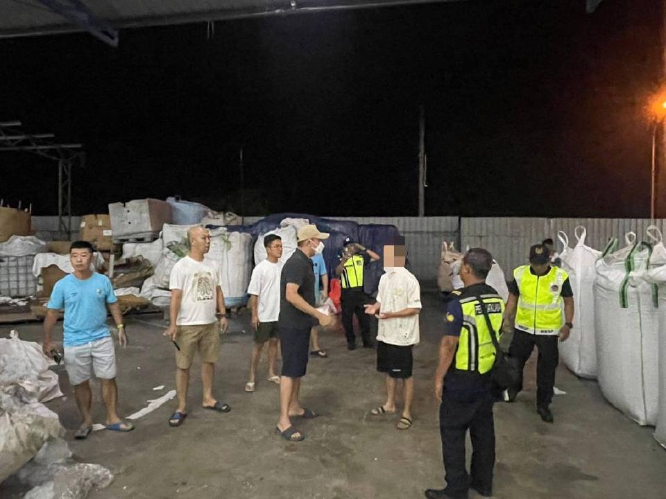 நிபோங் டெபாலில் உள்ள 2 பிளாஸ்டிக் தொழிற்சாலைகளை உடனடியாக மூட உத்தரவு