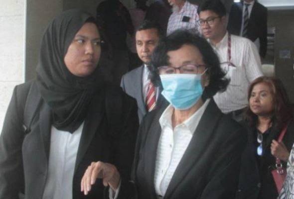 பெண் வழக்கறிஞர் மீது குற்றச்சாட்டு