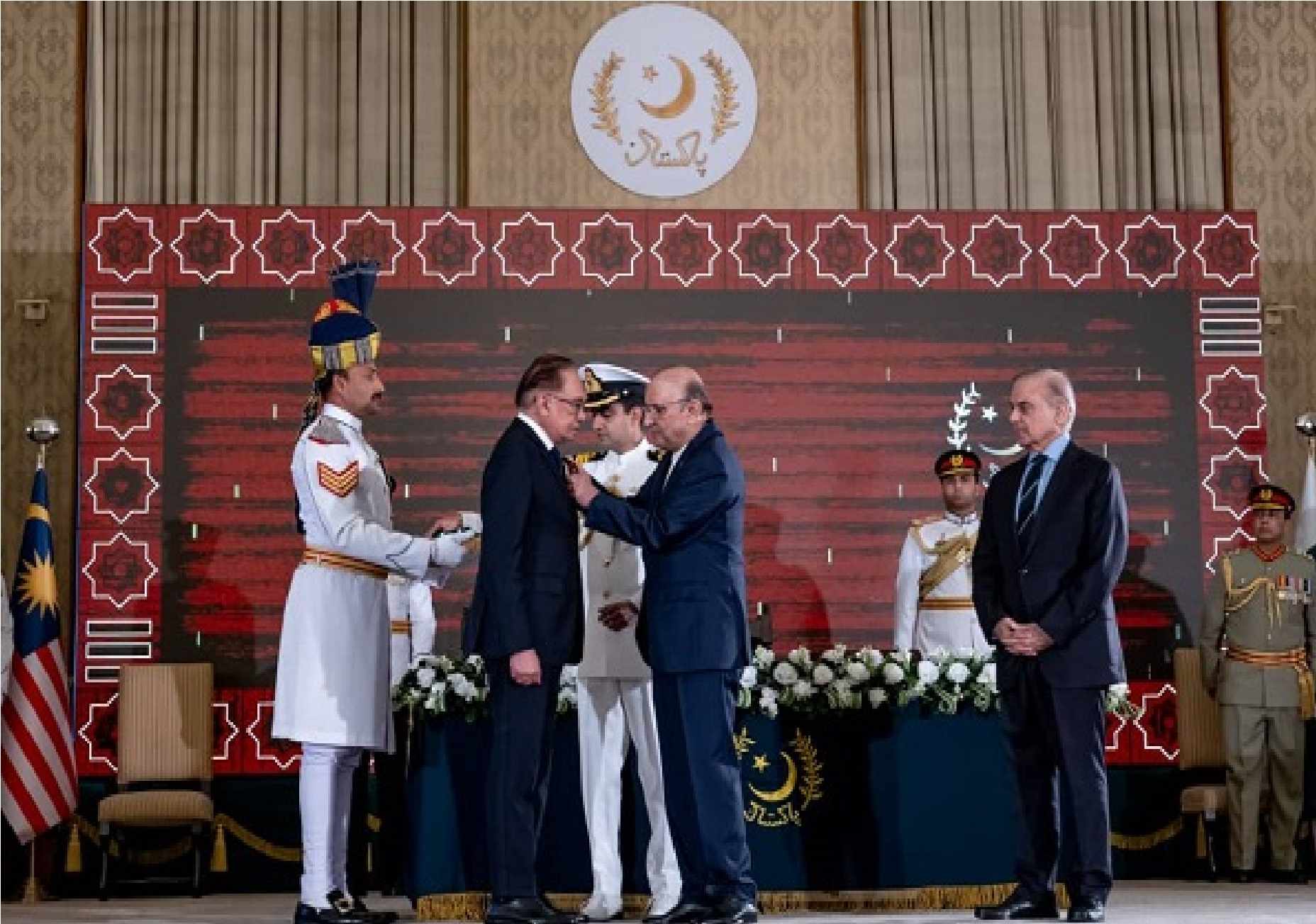 பிரதமருக்கு உயரிய விருது வழங்கி சிறப்பு