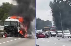 செம்பனை எண்ணெய் கொல்கலன் லோரி தீப்பிடித்துக்கொண்டது