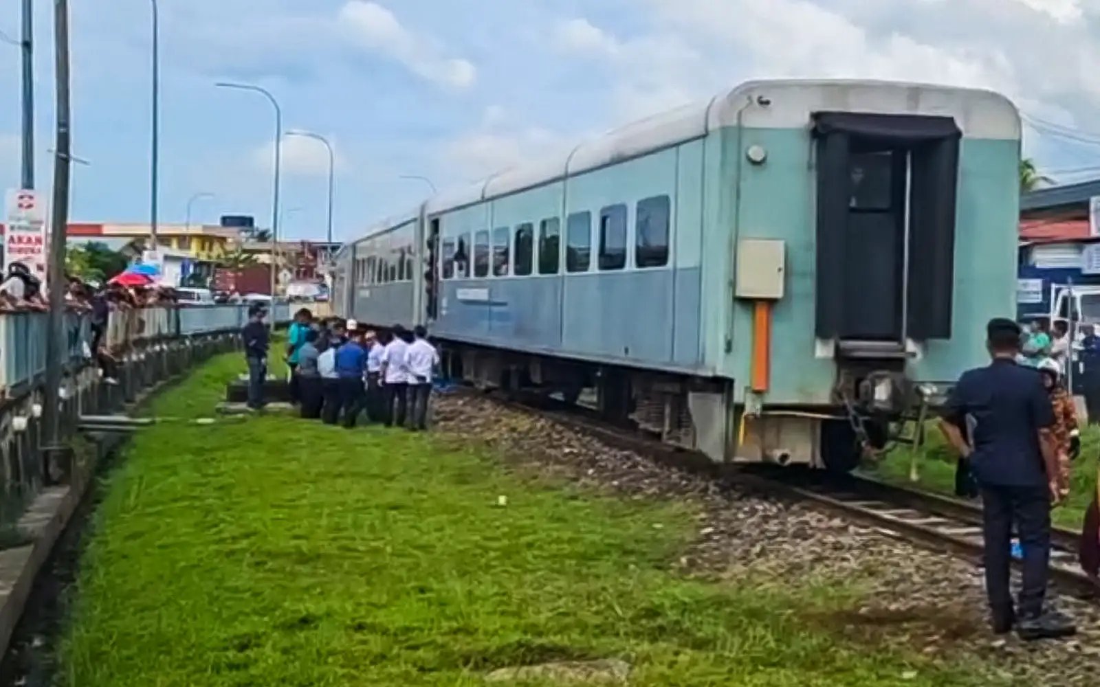 ரயில் மோதி மாது மரணம், 11 வயது மகன் படுகாயம்