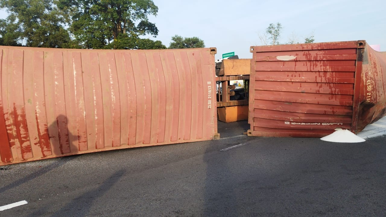 மூன்று வானனங்கள் விபத்து: டிரெய்லர் லோரி ஓட்டுநர் கைது