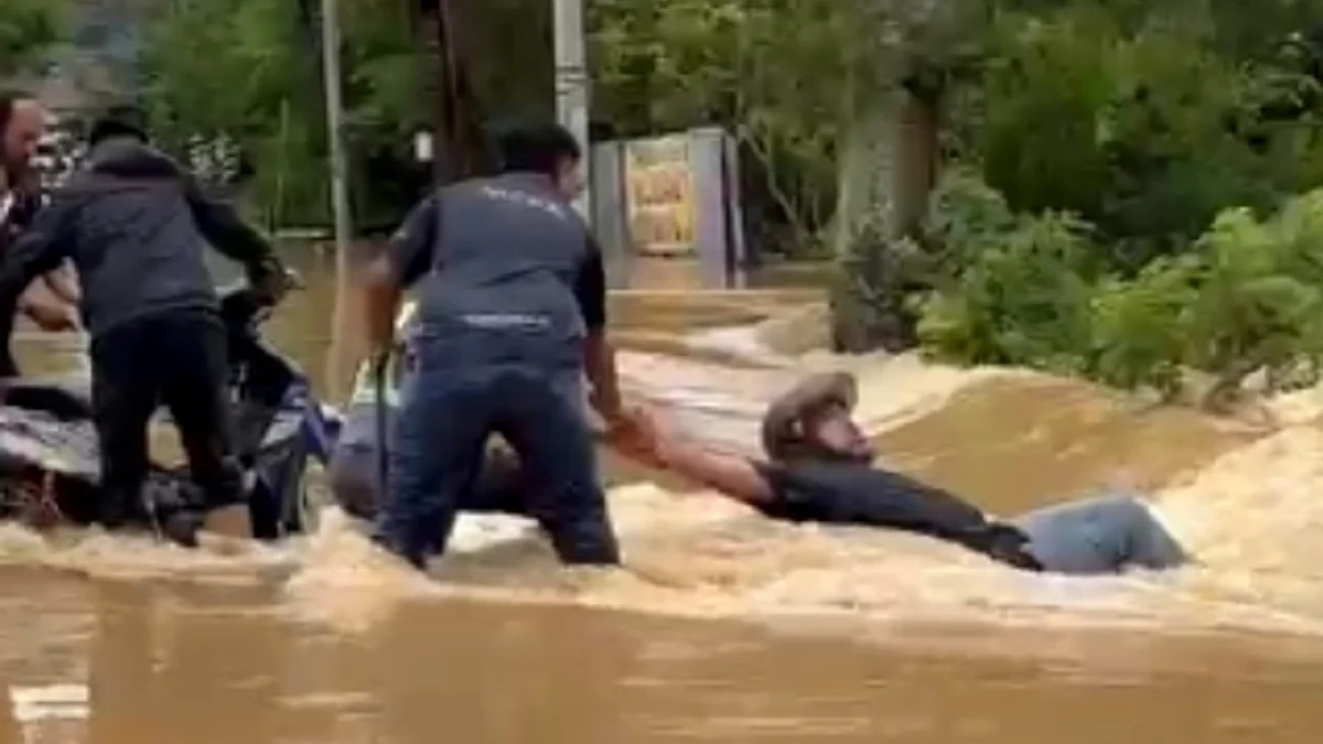 வெள்ள நீரில் உயிர் தப்பிய மோட்டார் சைக்கிளோட்டி