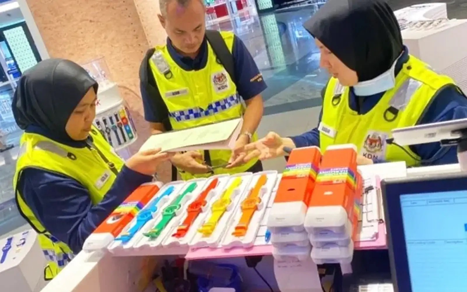 பறிமுதல் செய்யப்பட்ட கடிகாரங்களை நிறுவனத்திடமே ஒப்படைக்க உத்தரவு