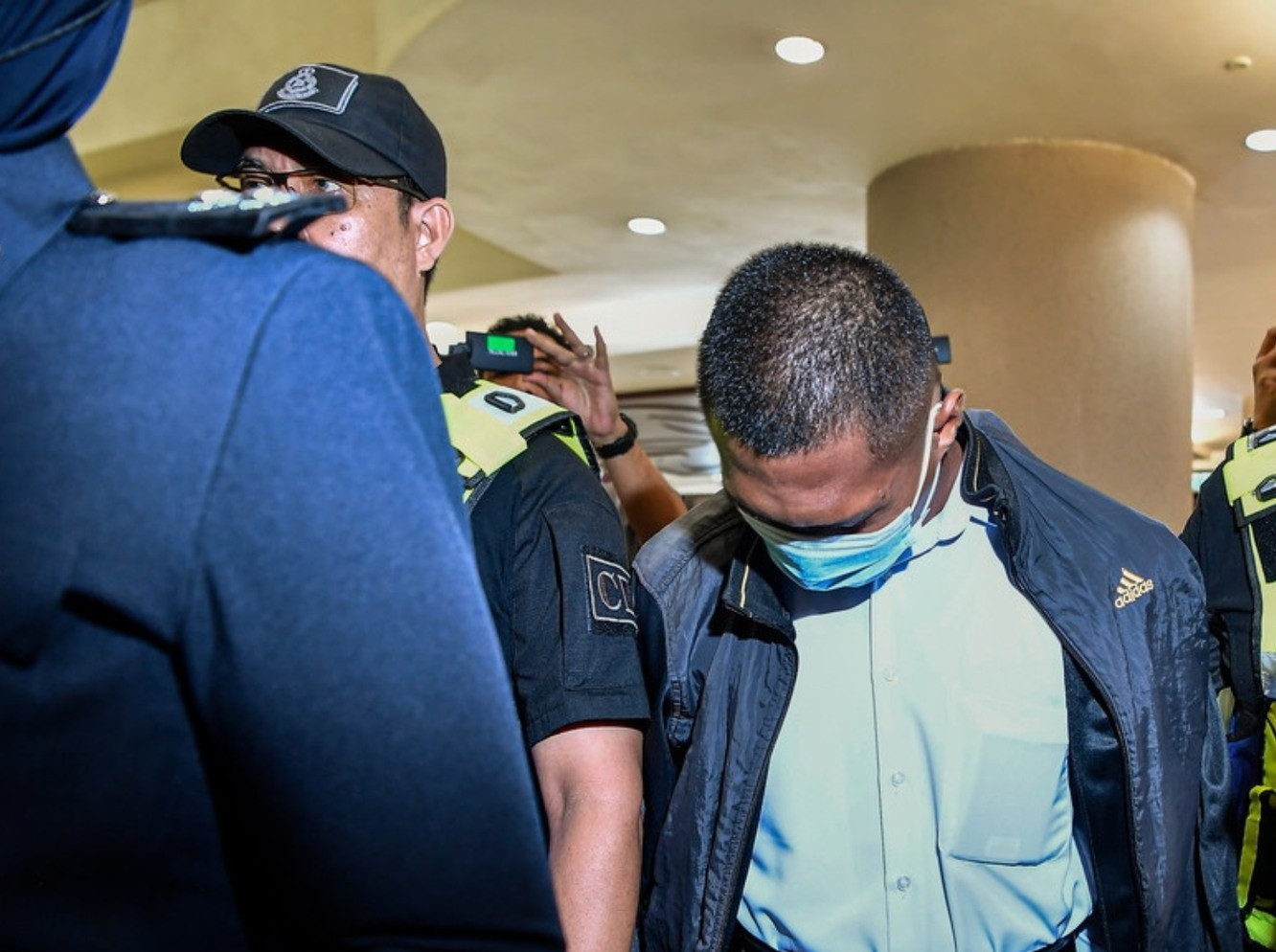 ஸ்பைக் பூட்டினால் வயிற்றில் மிதித்ததாக கேடட் அதிகாரி மீது குற்றச்சாட்டு