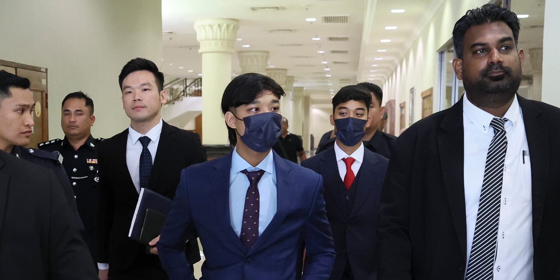 ஆடவரைத் தாக்கியதாக பகாங் அரசப் பேராளர் உட்பட ஐவர் மீது குற்றச்சாட்டு