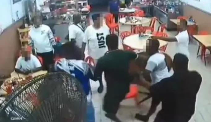 வாடிக்கையாளர் ஒருவர் மற்றொரு வாடிக்கையாளரை தாக்கியதே கைகலப்புக்கான காரணமாகும்