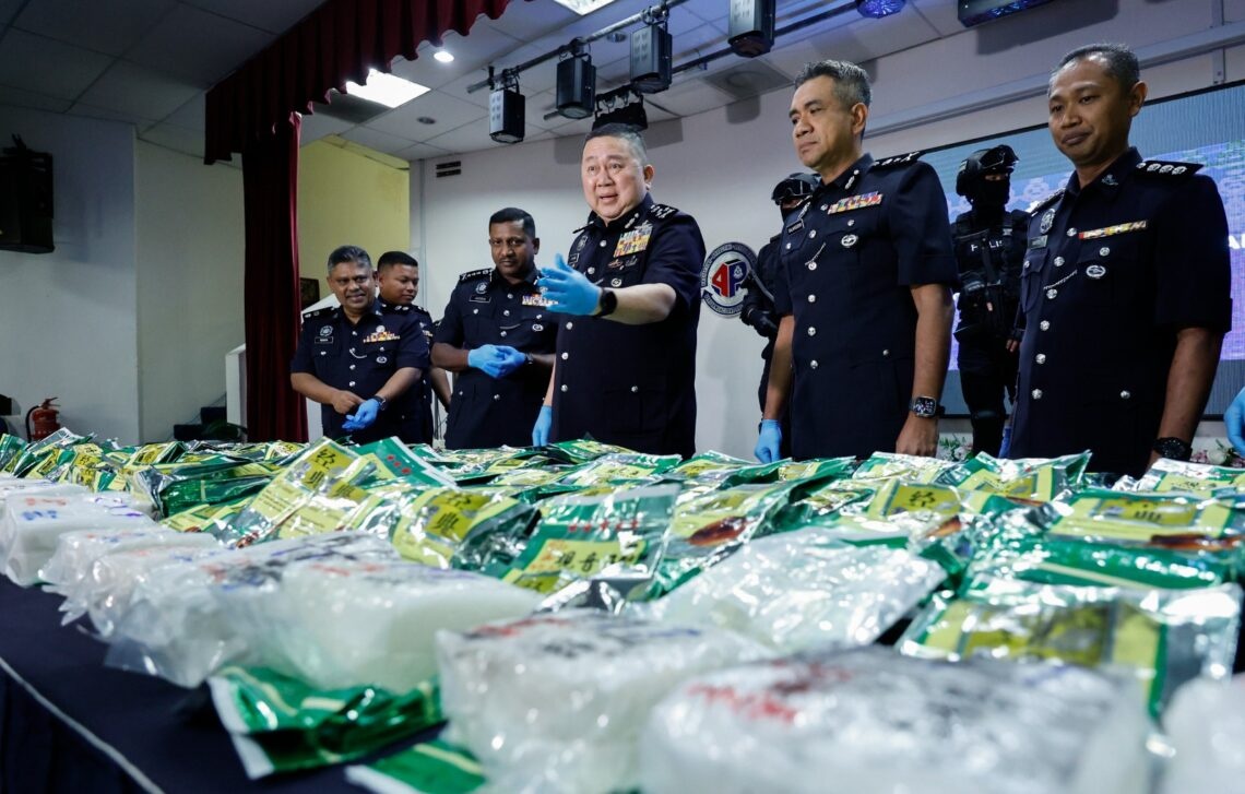 போதைப்பொருள் கடத்தல், காதலியுடன் ஆடவன் கைது