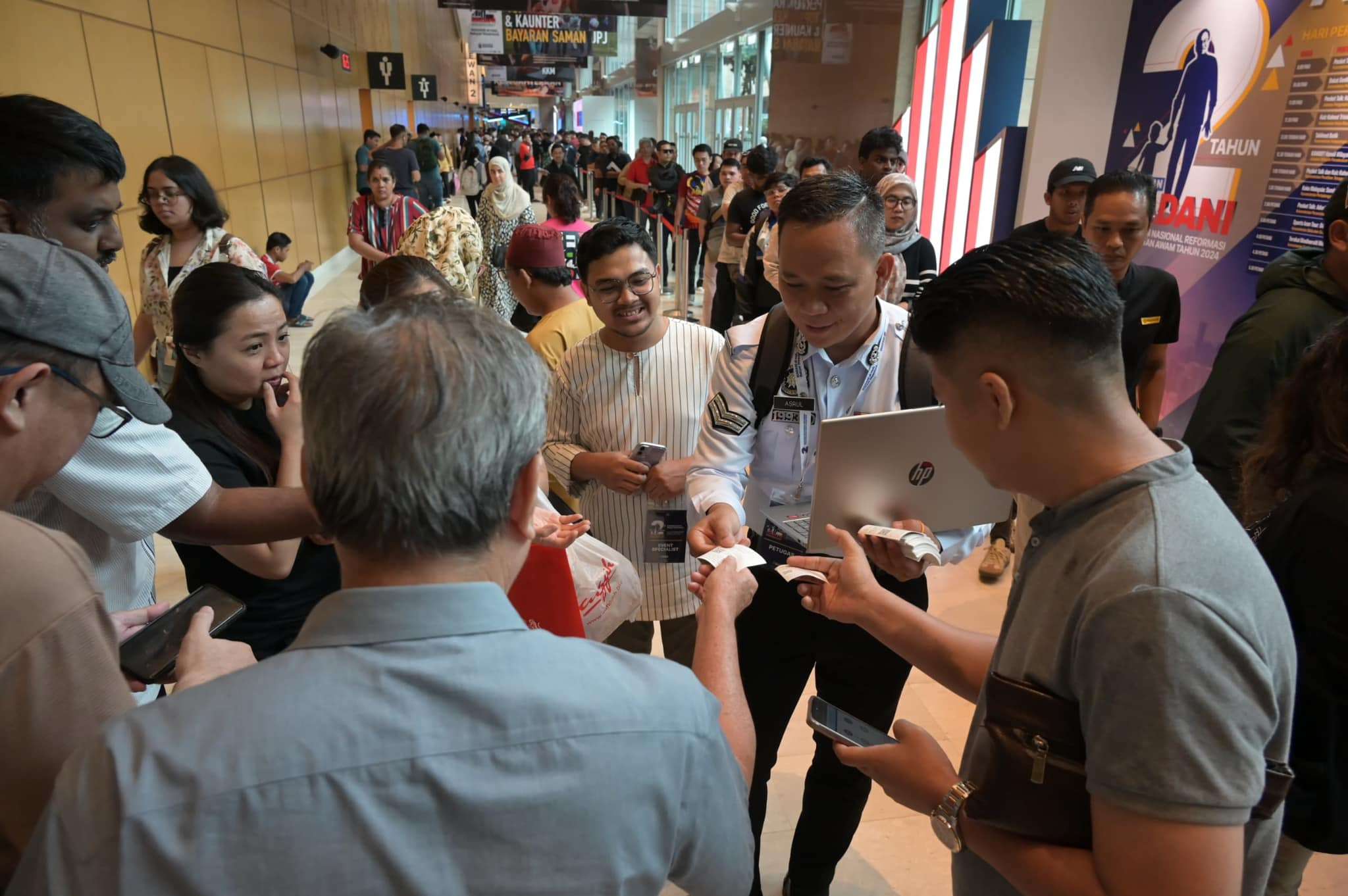 முதல் நாளிலேயே 21 லட்சம் வெள்ளி வசூலானது