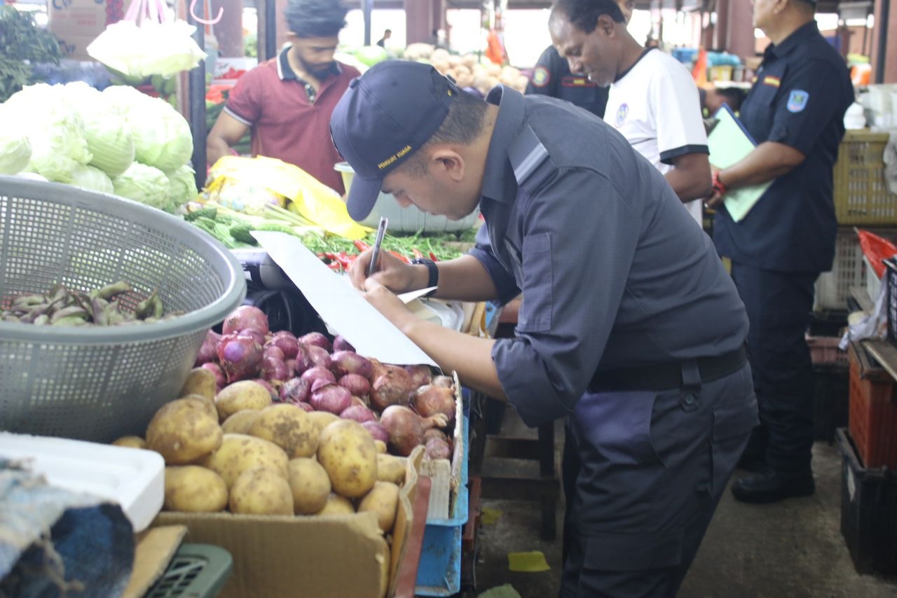 மேரு சந்தையில் அதிசடிச் சோதனை – 11 குற்றங்கள் கண்டறியப்பட்டன