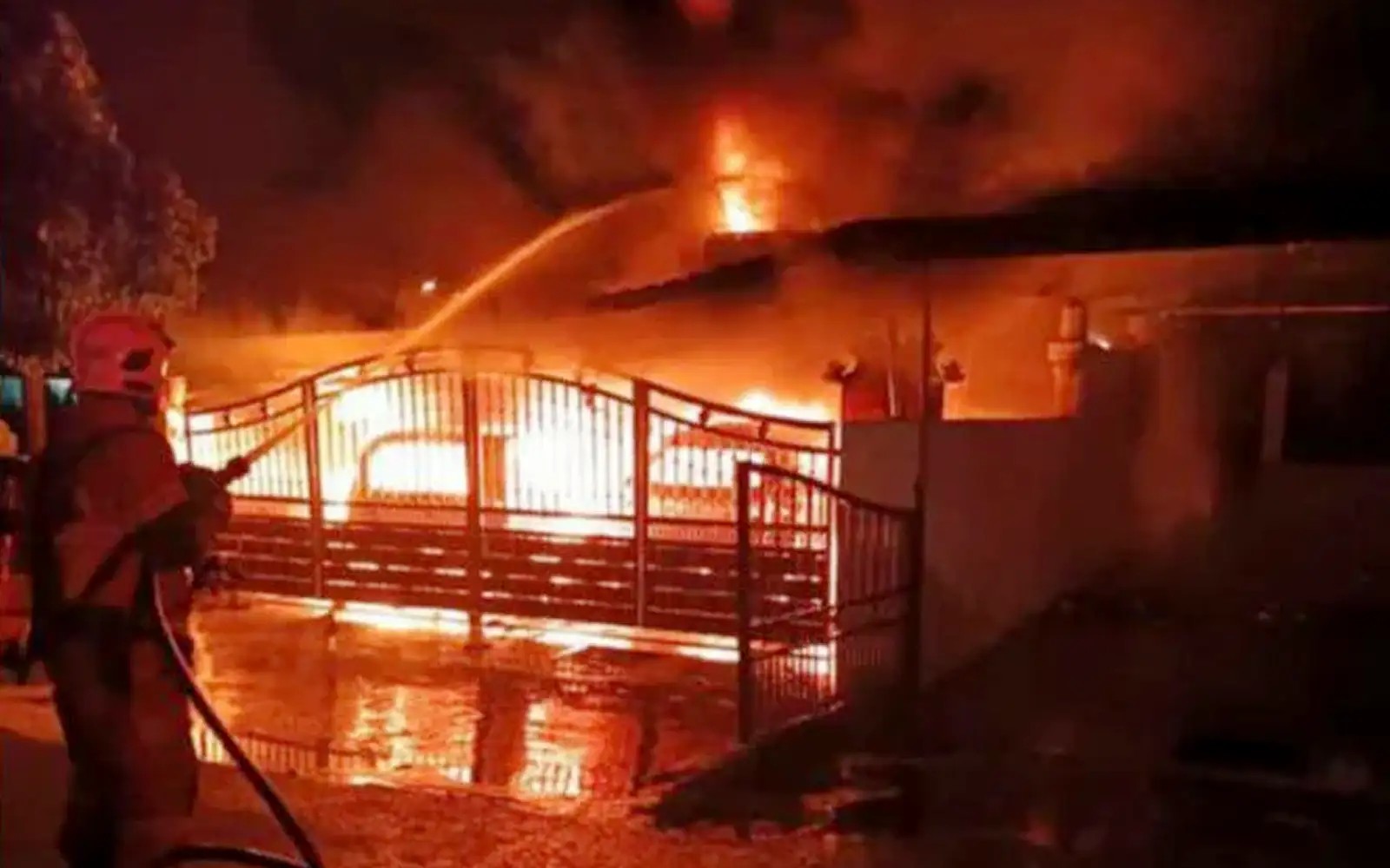 வீடுகளுக்கு தீ வைப்பு: பெண் வளைத்துப்பிடிப்பு