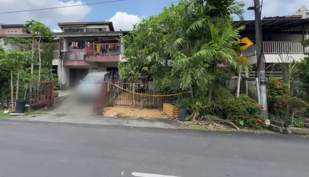 அந்த சந்தேகப்பேர்வழி வீட்டை விட்டு அதிகமாக வெளியேறுவதில்லை