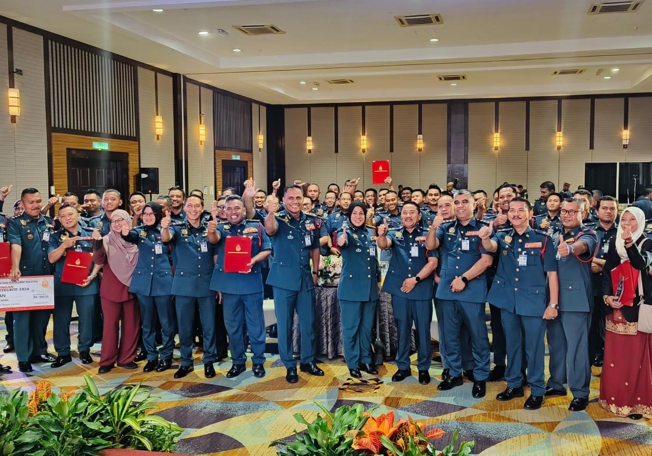 தயார் நிலையில் தீயணைப்பு, மீட்புப்படை வீரர்கள்