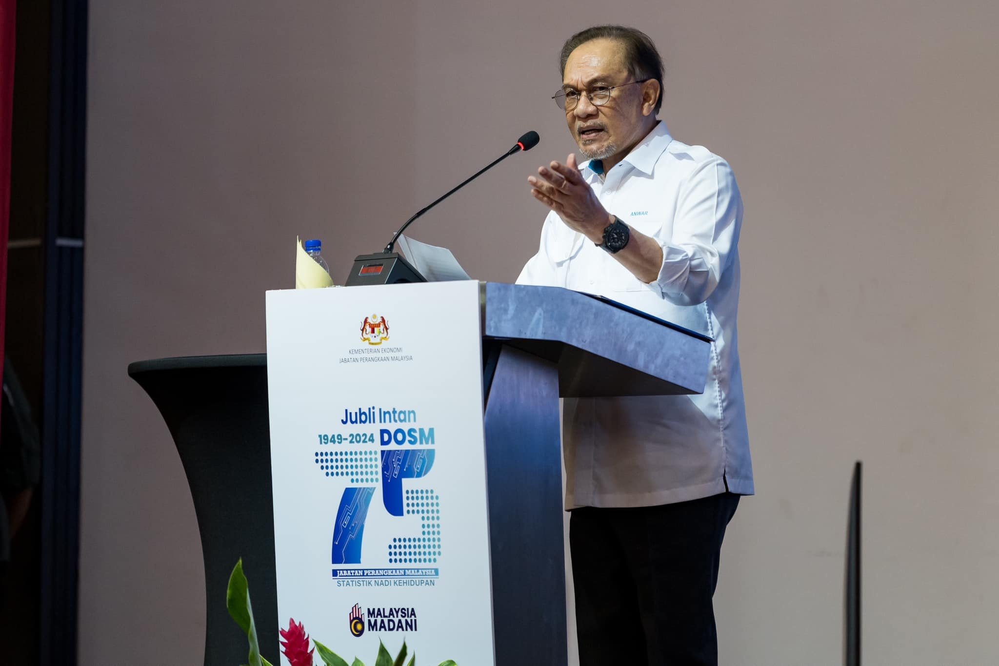 மாதாந்திர வருமானமான RM13,000 குறைவானதாகக் கருதப்பட்டு, அதை உயர்த்த முடிவு செய்யப்படும்