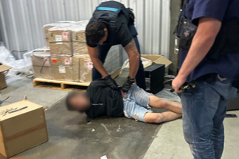 கணினிக்குள் போதைப்பொருள், மலேசியர் கைது