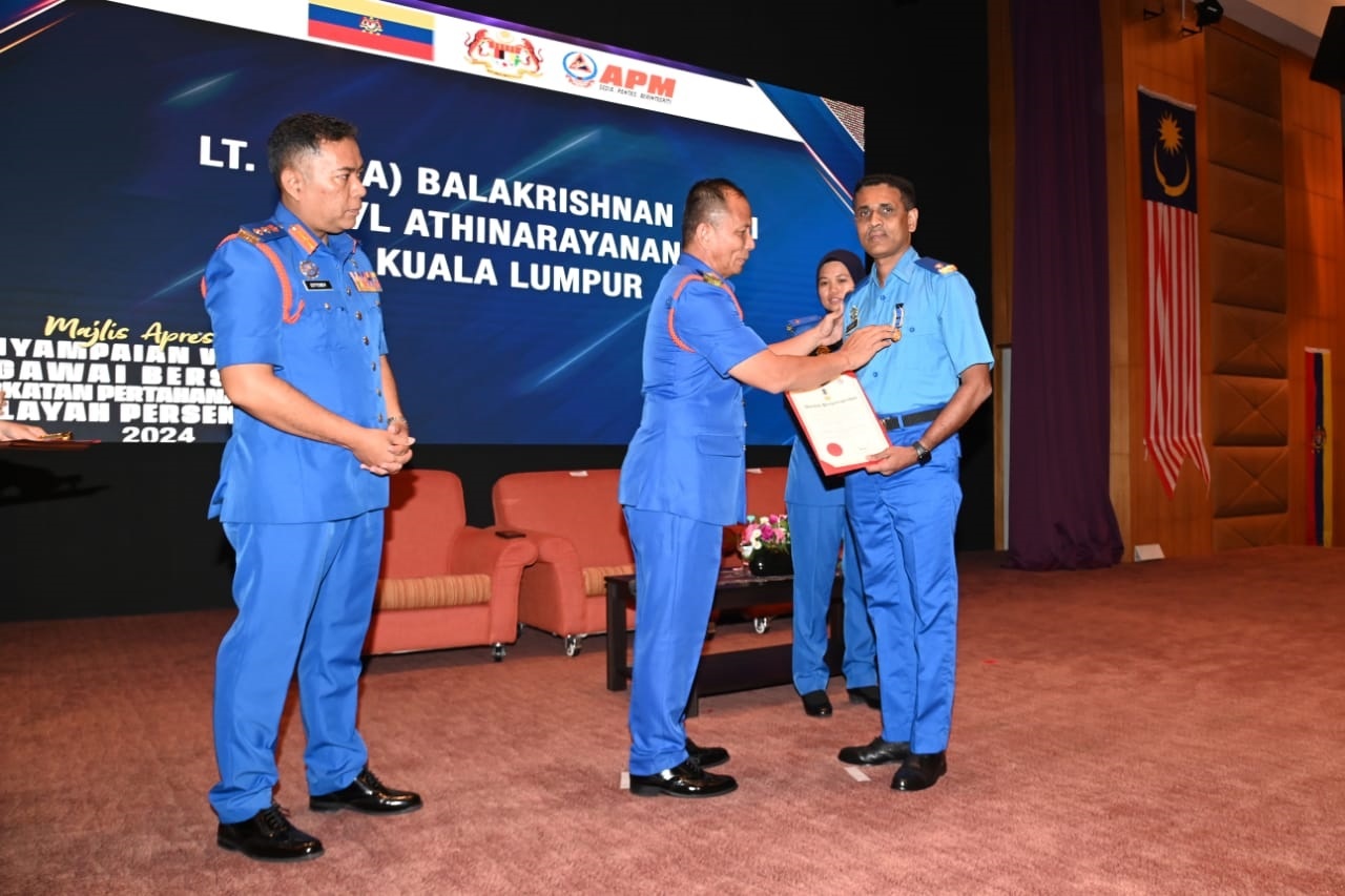 பொது தற்காப்புப்படையில் முதல் நிலை விருதைப் பெற்றார் பாலகிருஷ்ணன்