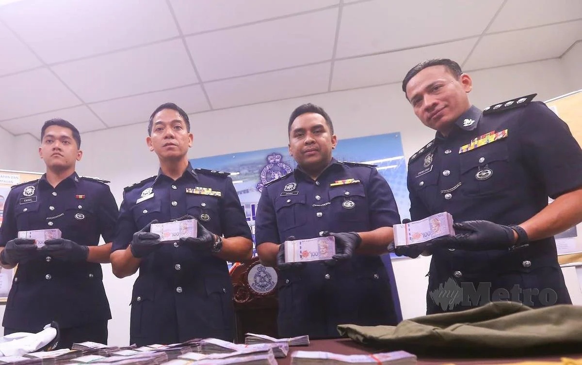 மூன்று பாதுகாவலர்கள் கைது செய்யப்பட்டுள்ளனர்