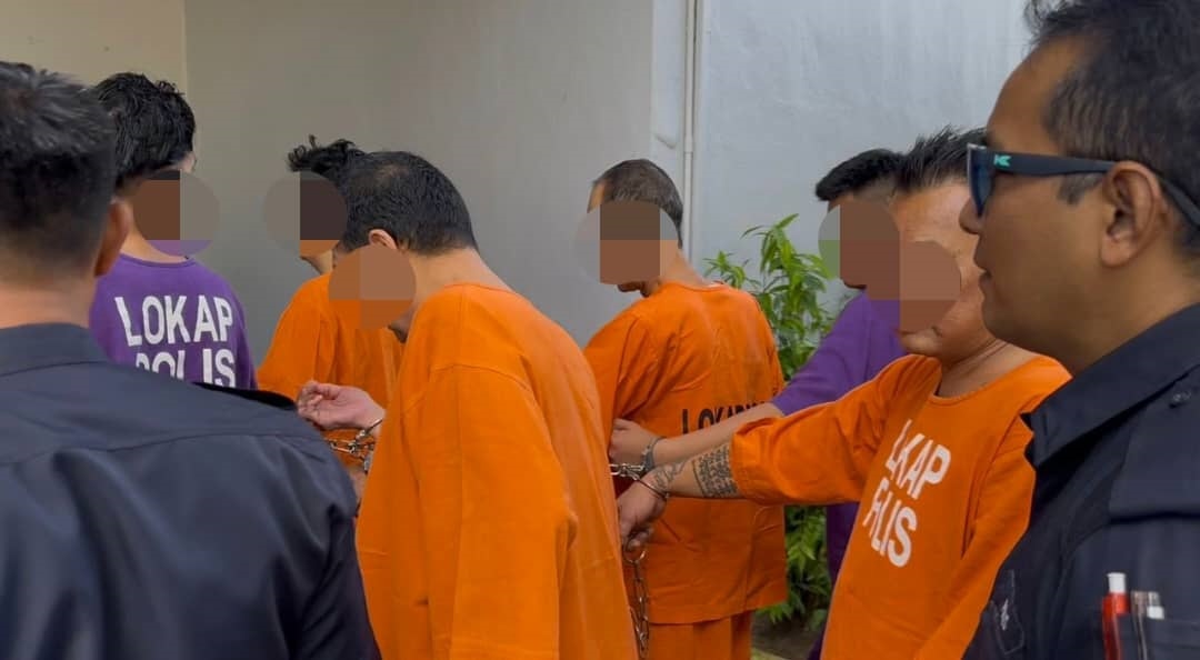 கணவன்- மனைவியை மிரட்டியது: நால்வர் கைது