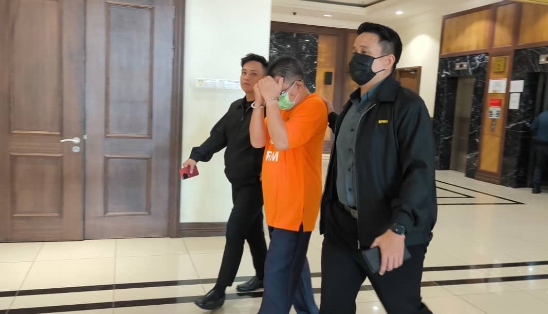 சபாவில் இரண்டு அரசாங்கப் பணியாளர்கள் கைது