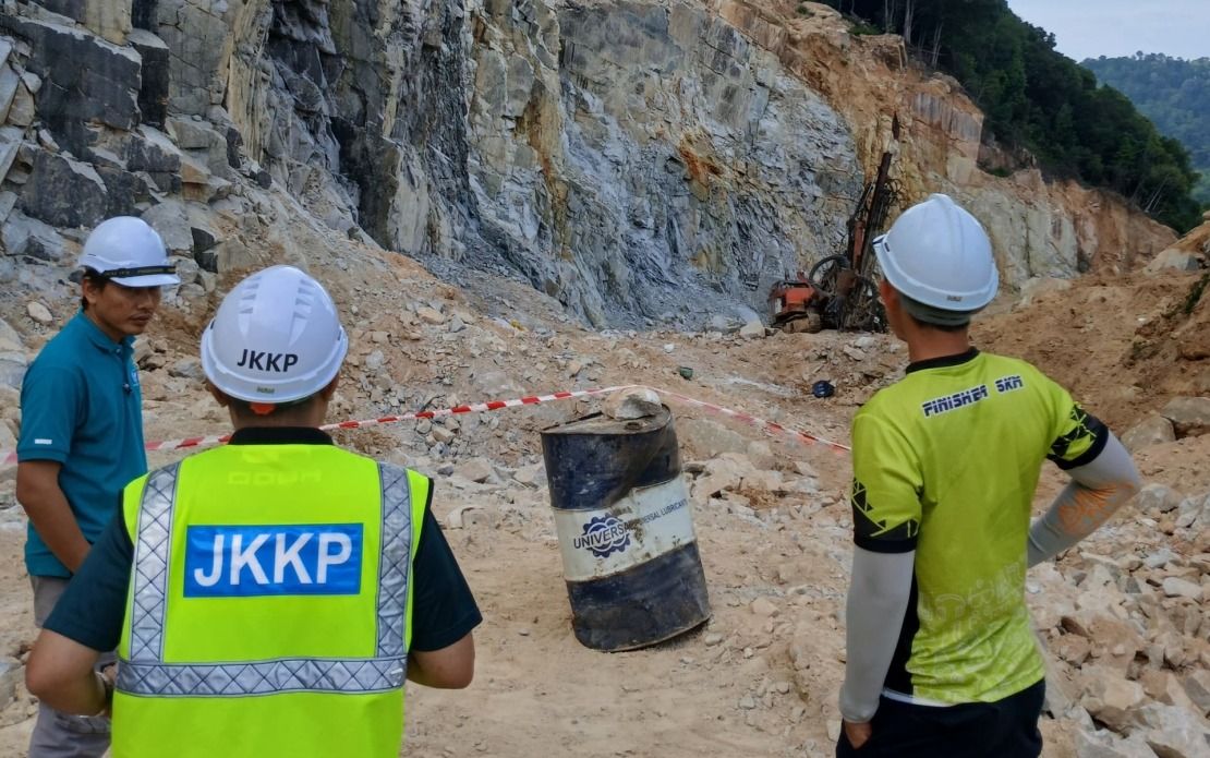 தொழிலாளர் மீது பாறை விழுந்த சம்பவம், கல்லுடைப்புப் பணிகள் நிறுத்தப்பட்டன