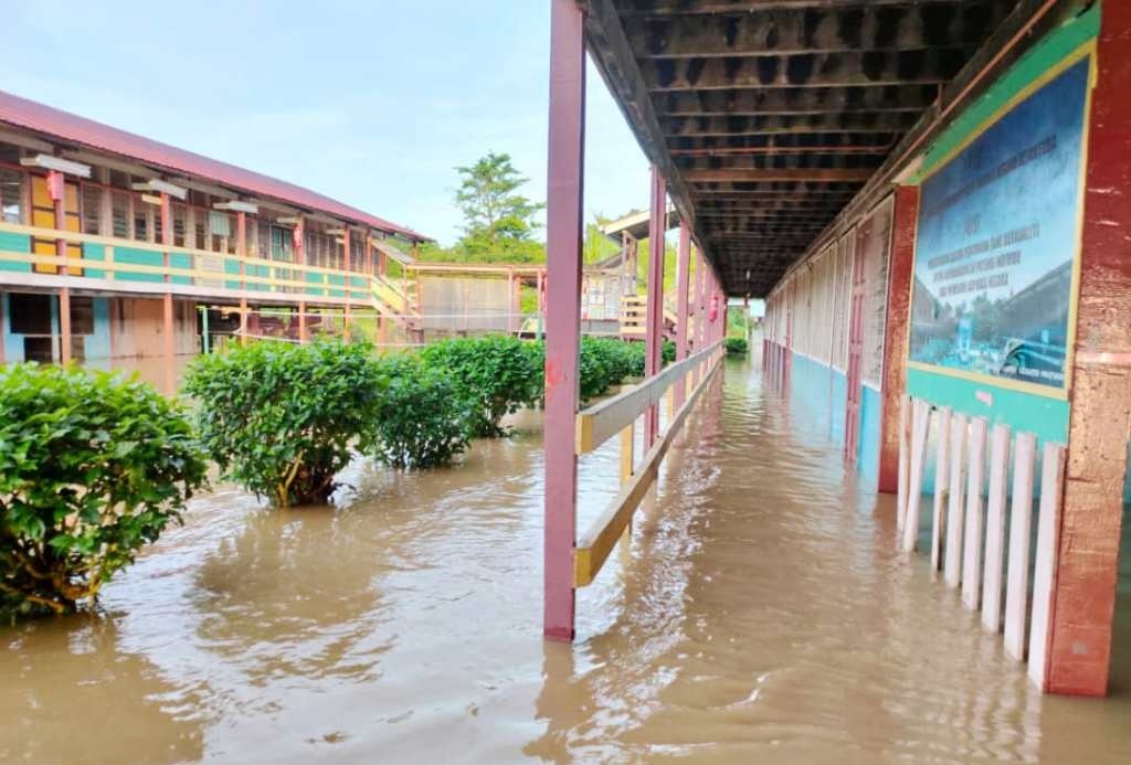 வெள்ள இடர்களில் 883 பள்ளிகள்