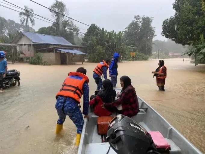 வெள்ளத்தினால் பாதிக்கப்பட்டவர்களின் எண்ணிக்கை 90 ஆயிரத்தை தாண்டியது