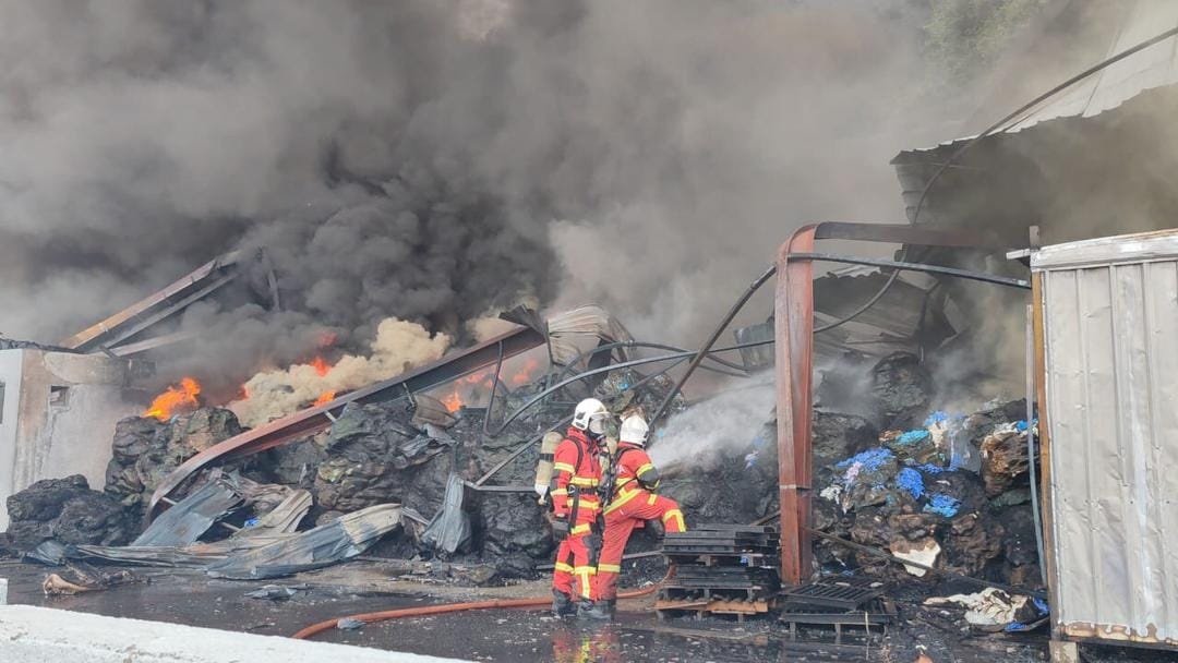 மறுசுழற்சி தொழிற்சாலை தீ பிடித்து எரிந்தது