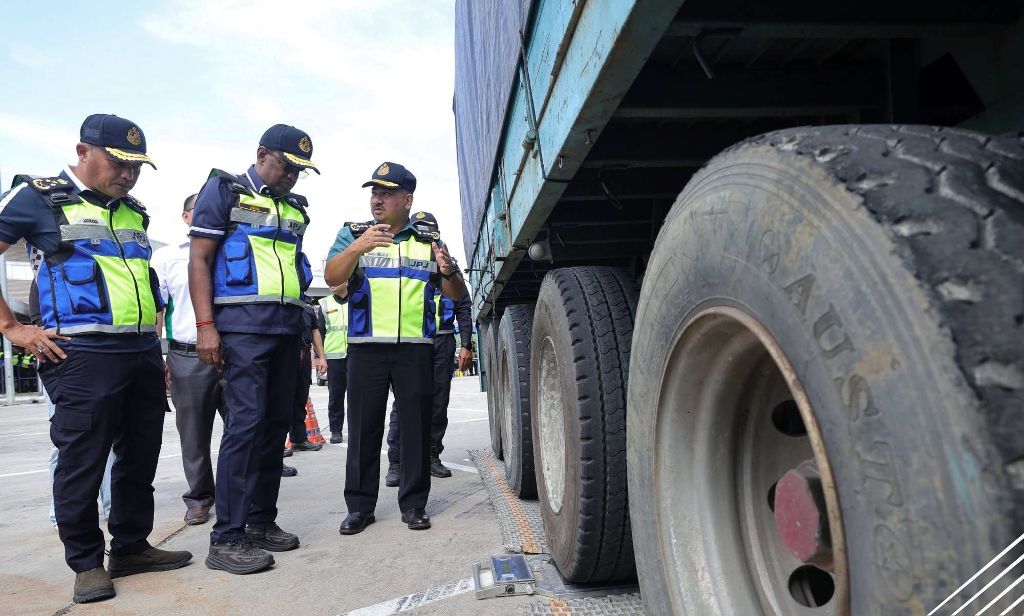 பாதுகாப்பான சக்கரங்களைப் பயன்படுத்துவதை உறுதி செய்ய வேண்டும்