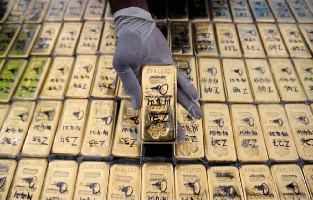 தங்கக்கட்டிகளை களவாடியதாக போலீஸ்காரர் மீது குற்றச்சாட்டு