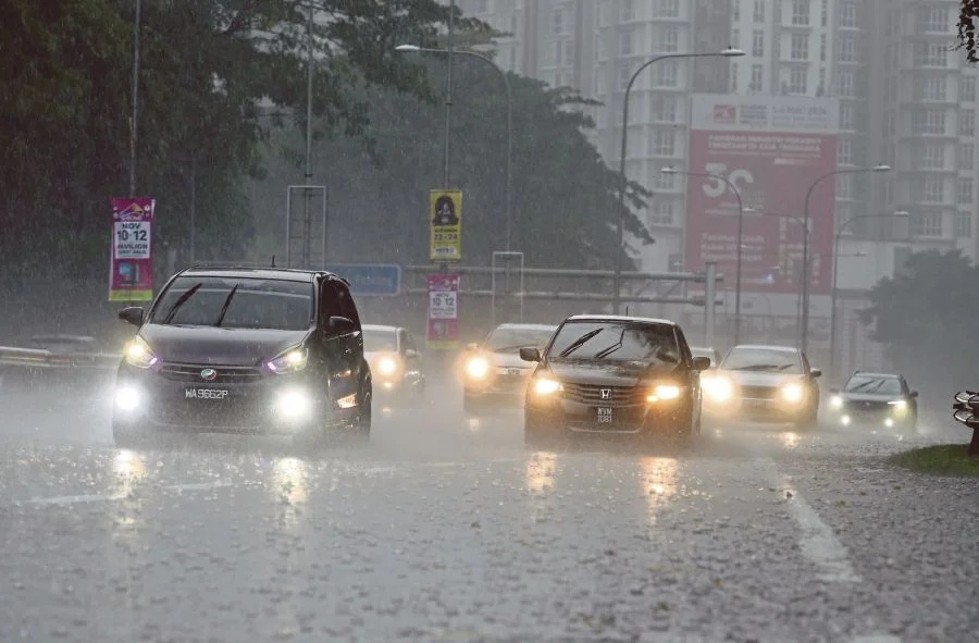 நாளை இடியுடன் கூடிய கடும் மழை பெய்யும்