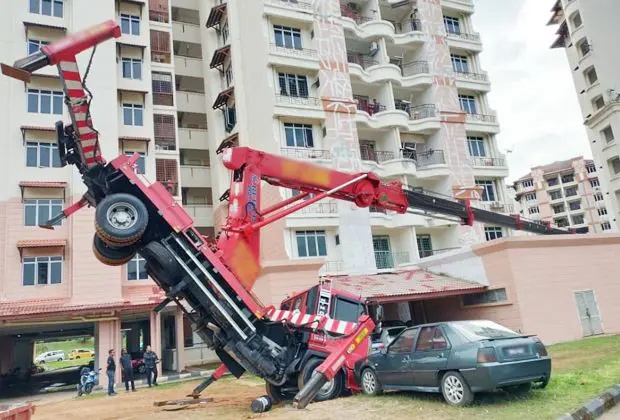 கிரேன் குடை சாய்ந்து இரு பணியாளர்கள் மரணம்
