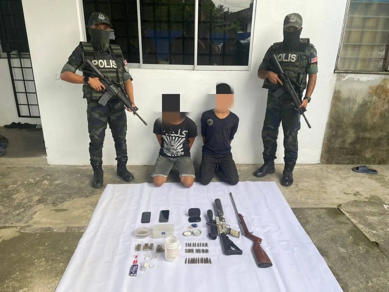 துப்பாக்கிகள் வைத்திருந்ததாக இரண்டு நபர்கள் கைது