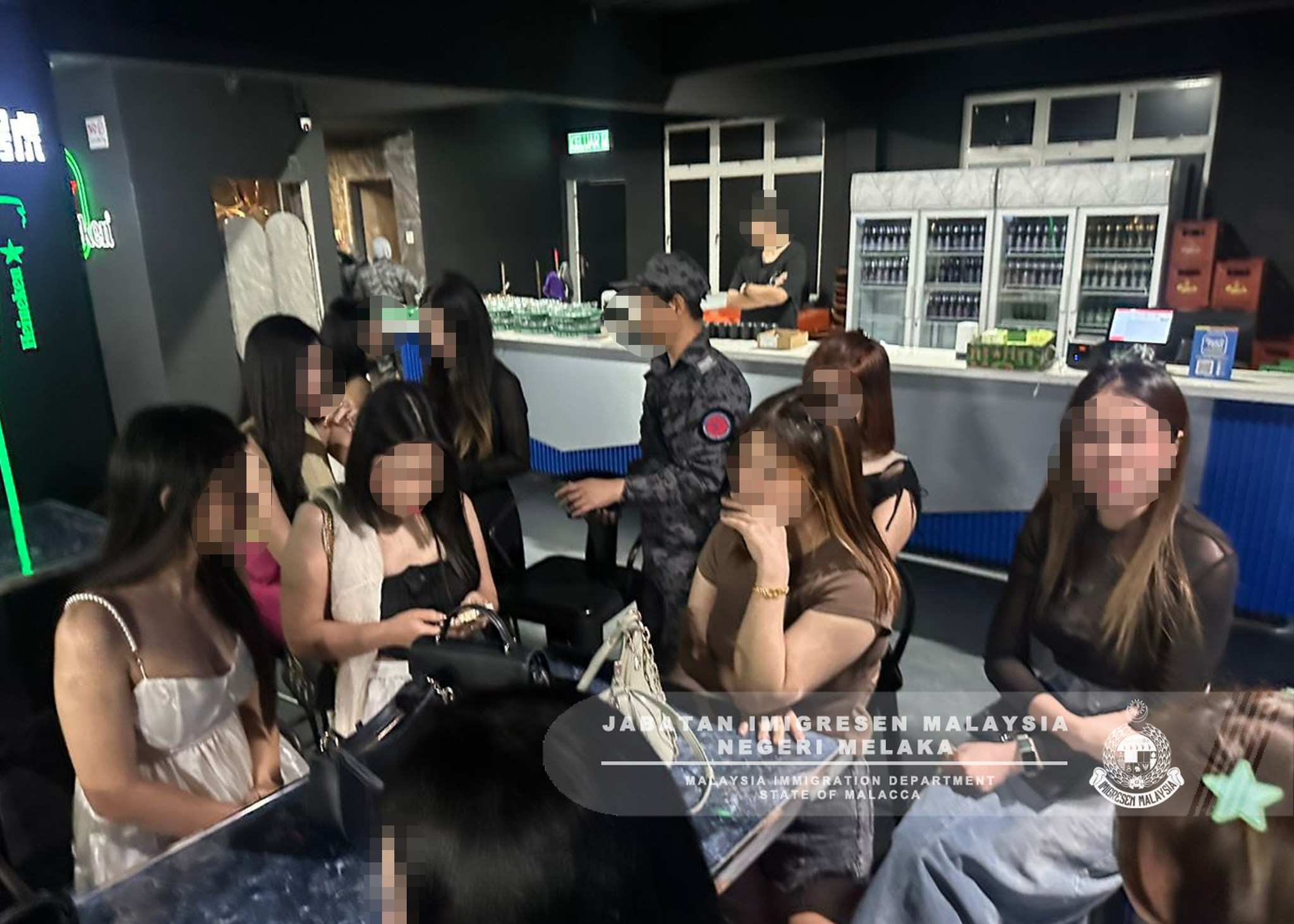 13 அந்நியப் பெண்கள் கைது