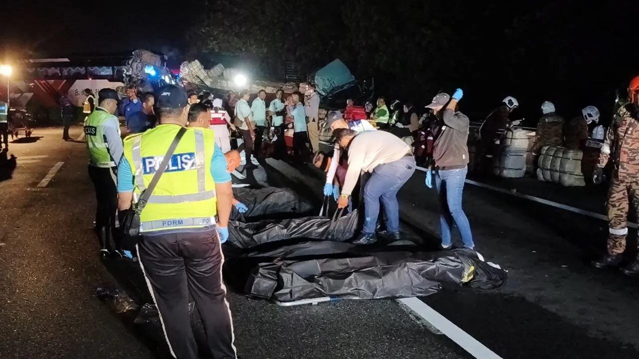 கோர சாலை விபத்து கைக்குழந்தை உட்பட எழுவர் மாண்டனர்