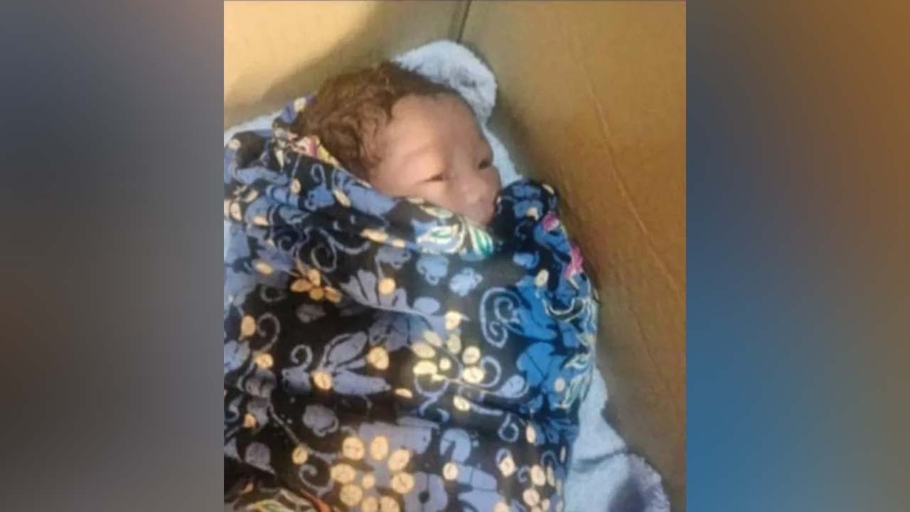 உணவு அடுக்கி வைக்கப்படும் ரேக்கில் குழந்தை