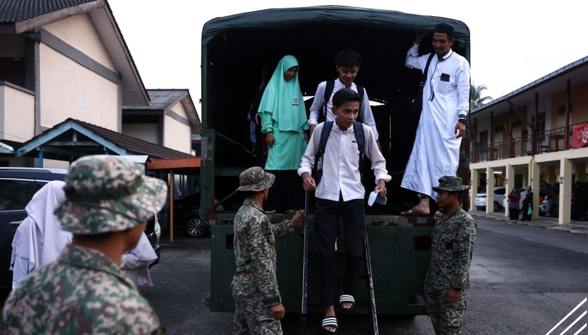 எஸ்.பி.எம். தேர்வு சுமூகமாக நடைபெற தொடங்கியது