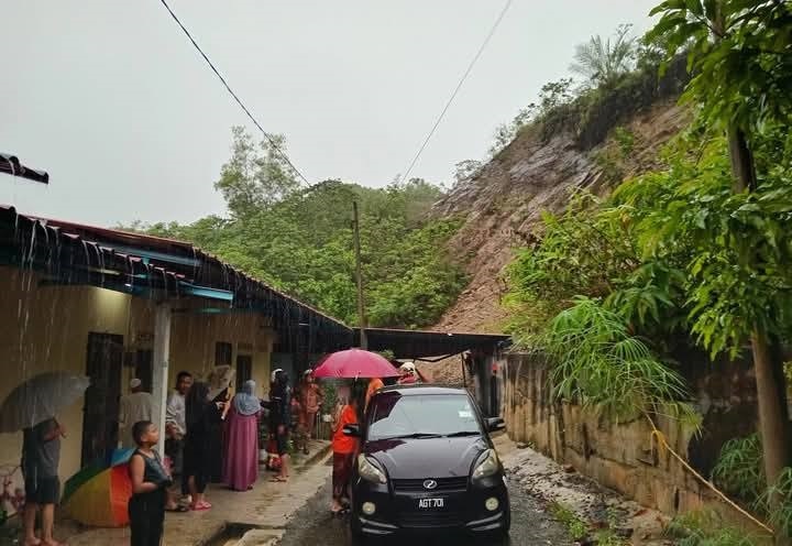 ஒரு வீட்டின் முன்பகுதியில் நிலச்சரிவு ஏற்பட்டது