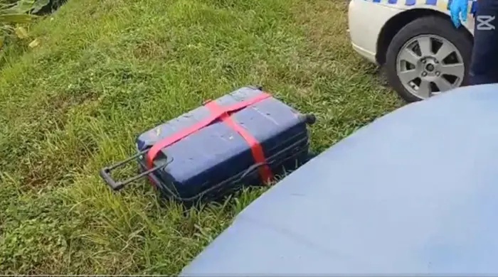 பயணப்பெட்டிக்குள் சடலம், சுற்றுவட்டார மக்களை அதிர்ச்சியில் ஆழ்த்தியது