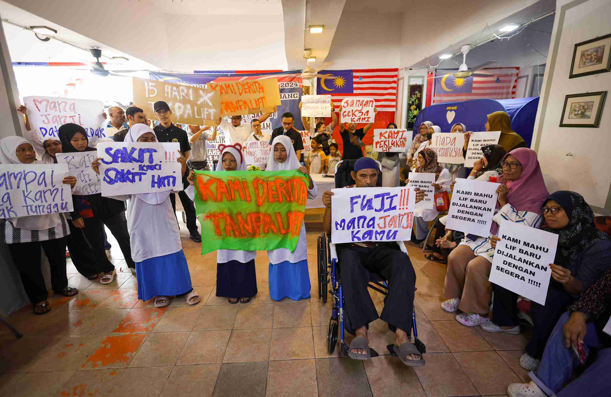 16 நாட்களாக மின் தூக்கி வசதி இல்லாமல் மக்கள் தவித்து வருகின்றனர்