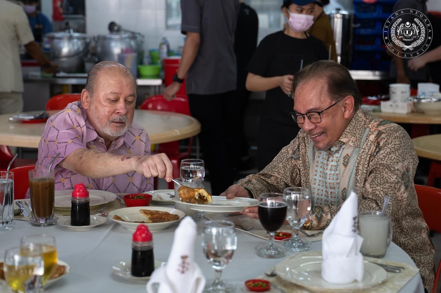 பிரதமருடன் மாமன்னர் மதிய உணவை எடுத்தார்