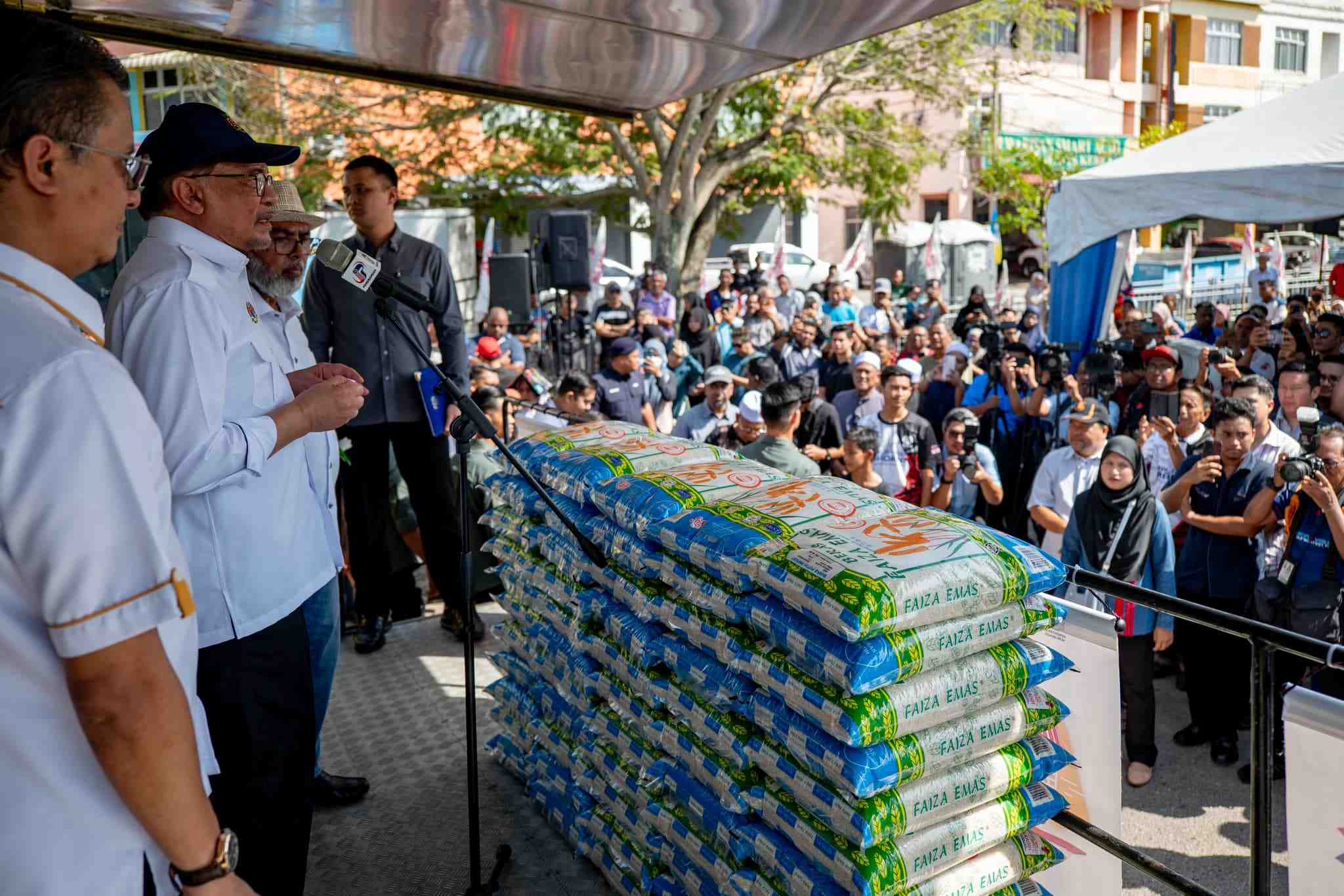 இந்தியாவுடன் பேச்சுவார்த்தை பலனாக இறக்குமதி அரிசி விலை குறைந்தது